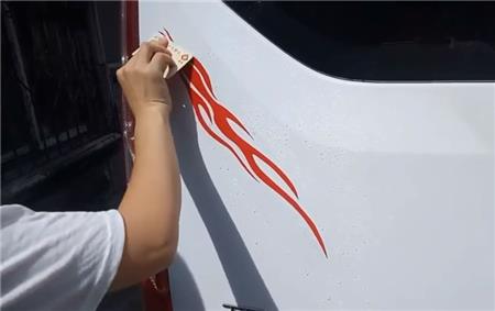 车贴的安装方法、流程及注意事项的湿贴法 车贴的安装方法、流程及注意事项的湿贴法