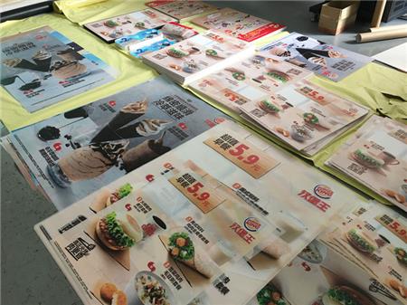 橱窗透明彩白彩海报定制 汉堡王实体店磨砂透明膜UV彩白彩