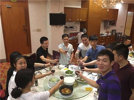 公司全体员工聚餐.jpg 公司全体员工聚餐.jpg