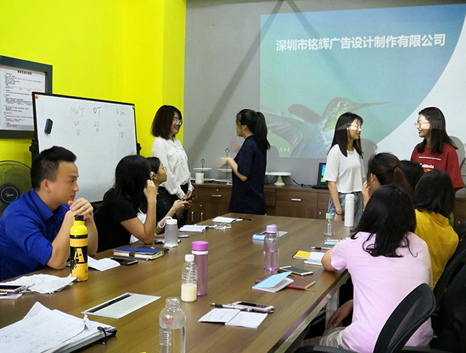 应届毕业生参加喷绘360公司培训