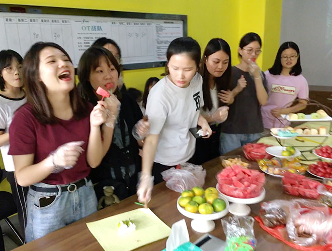 秋季下午茶与应届毕业生的欢迎会
