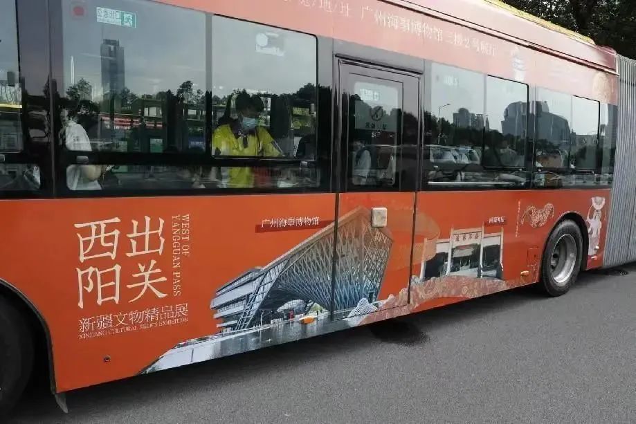 看巴士车身广告贴如何玩转节日
