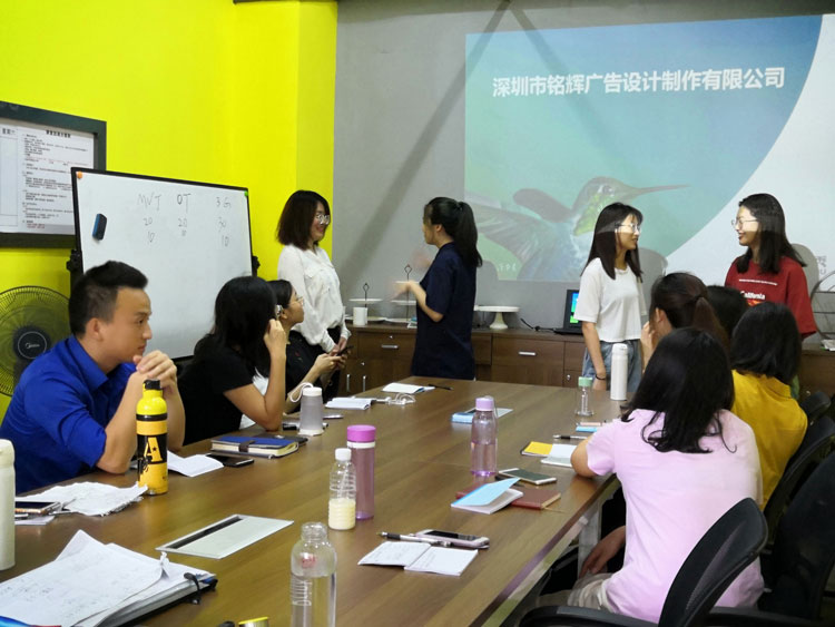 应届毕业生参加喷绘360公司培训 应届毕业生参加喷绘360公司培训
