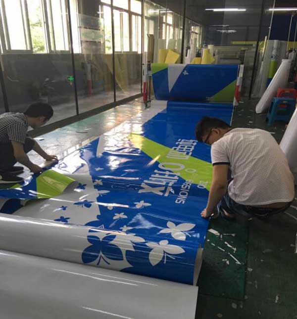 广告制作工艺现场车身贴制作.jpg 广告制作工艺现场车身贴制作.jpg